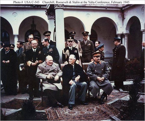Nguyên thủ 3 nước (Từ trái qua phải) Mỹ( Ru dơ ven), Anh (Sớc sin), Liên Xô (Xtalin) họp hội nghị quốc tế ở I-an-ta (Liên Xô)